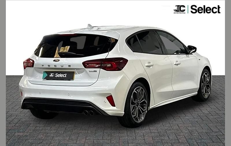 Begagnad Ford Focus ST-Line X 153 HK (112 kW) 2024 Vit Halvkombi