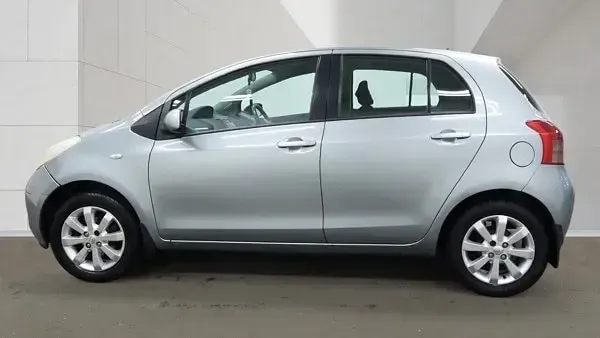 Used Toyota Yaris 85 HP (62 kW) 2007 Silver Hatchback