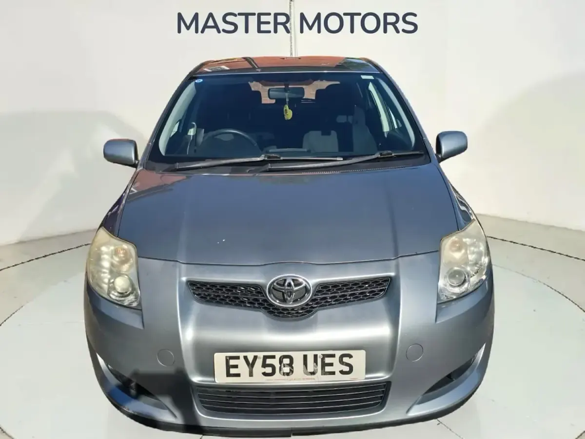 Usado Toyota Auris 124 HP (91 kW) 2008 Prateado Citadino