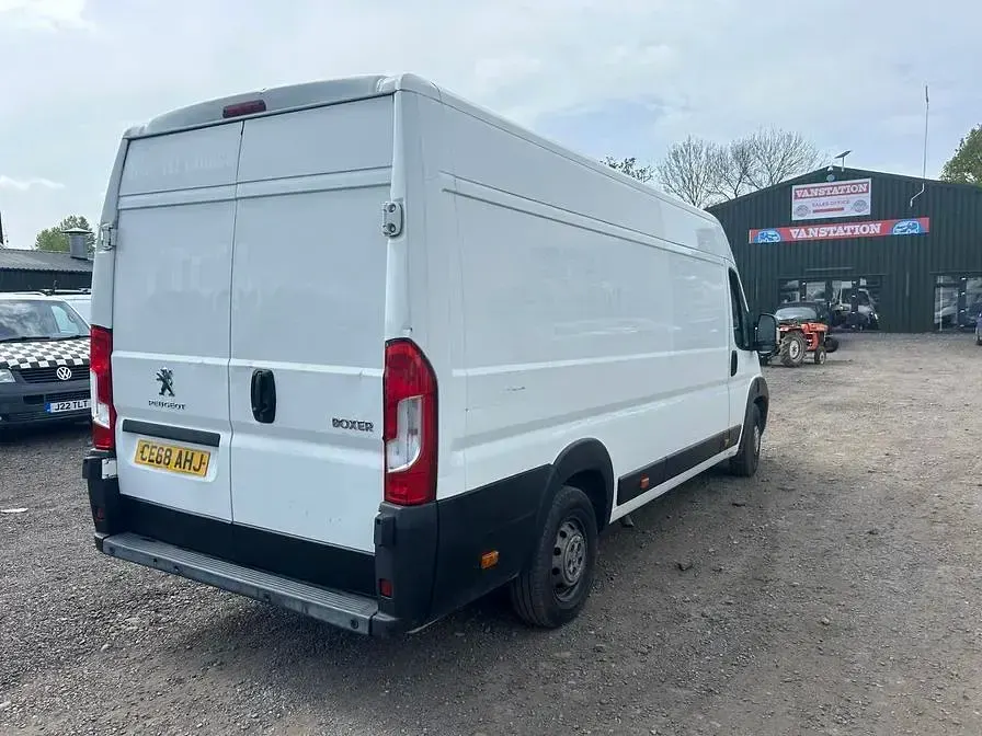 Used Peugeot Boxer 130 HP (95 kW) 2018 White Van