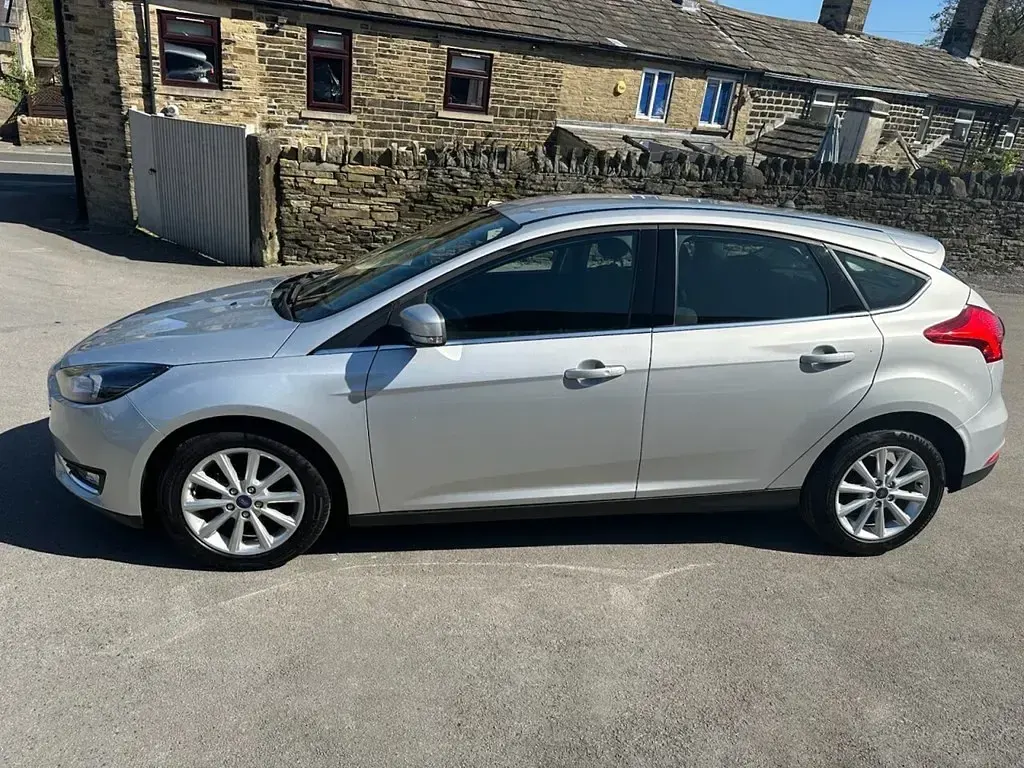 Used Ford Focus Titanium 100 HP (73 kW) 2018 Silver Hatchback
