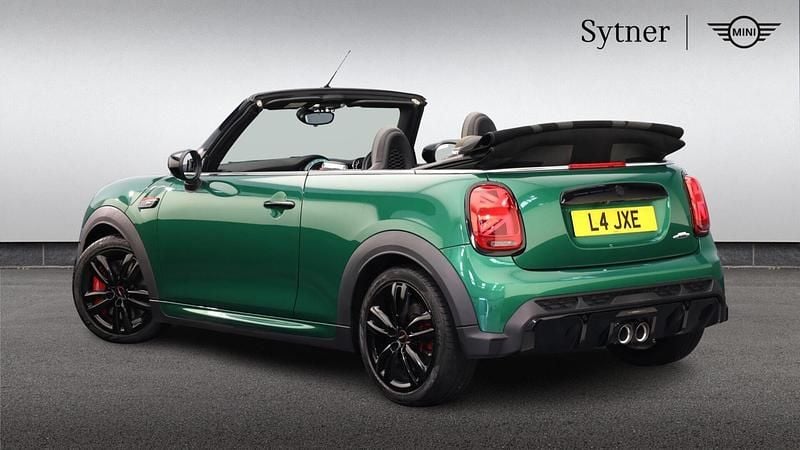 Begagnad Mini John Cooper Works 228 HK (167 kW) 2021 Grön Halvkombi