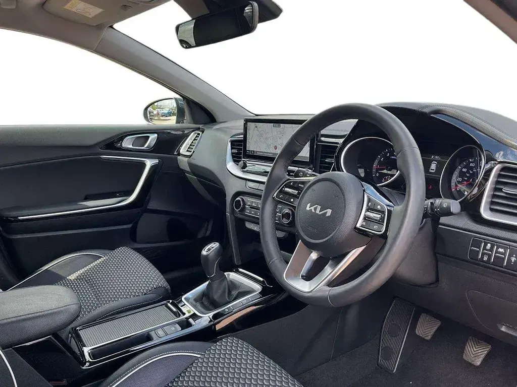 Gebraucht Kia Ceed 138 PS (101 kW) 2025 Grau Kleinwagen