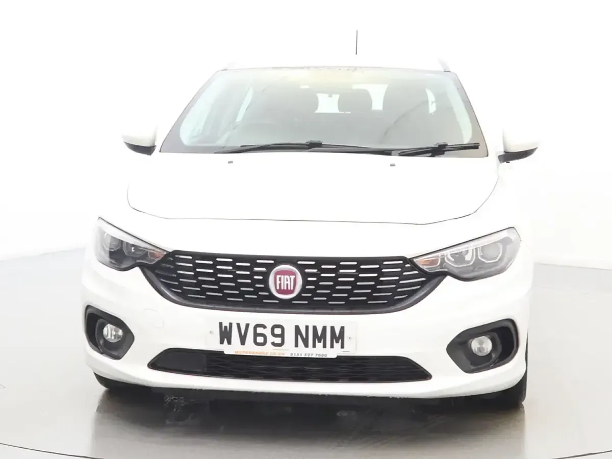 Begagnad Fiat Tipo Easy Plus 95 HK (69 kW) 2019 Vit Halvkombi
