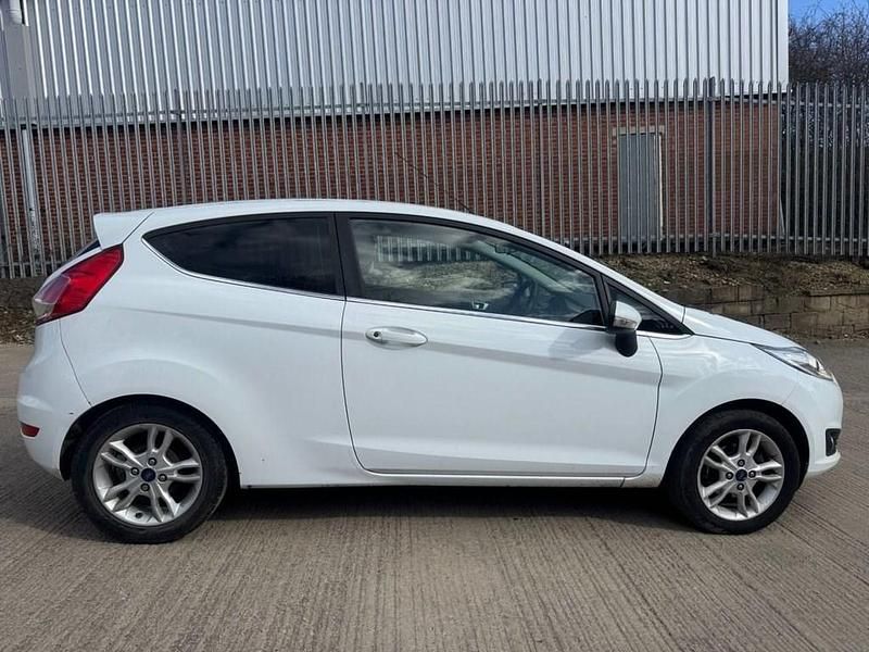 Used Ford Fiesta Zetec 82 HP (60 kW) 2015 White Hatchback