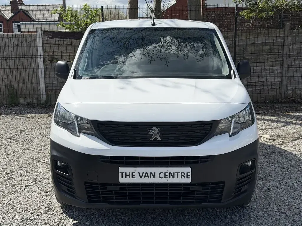 Begagnad Peugeot Partner Premium 131 HK (96 kW) 2021 Vit Minibuss
