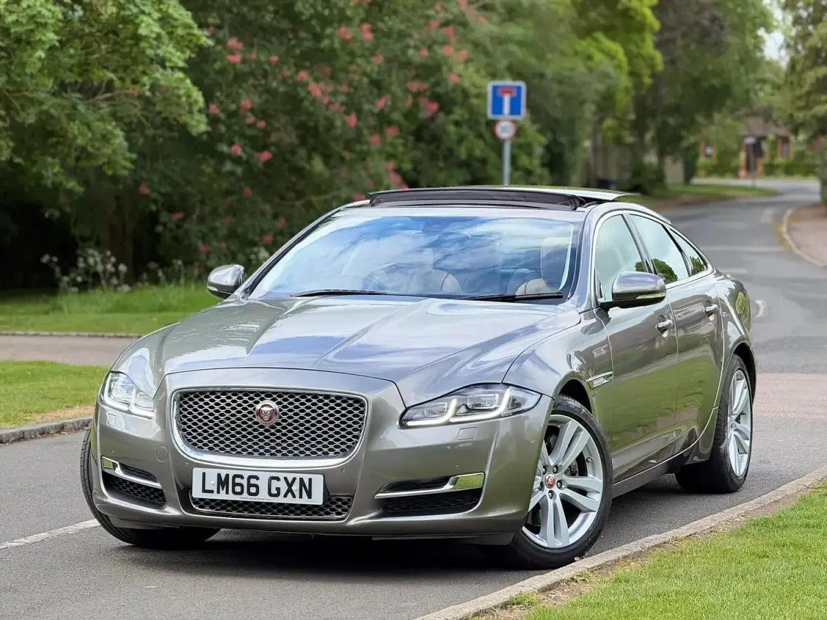 Usado Jaguar XJ Premium Luxury 300 CV (220 kW) 2016 Plateado Berlina