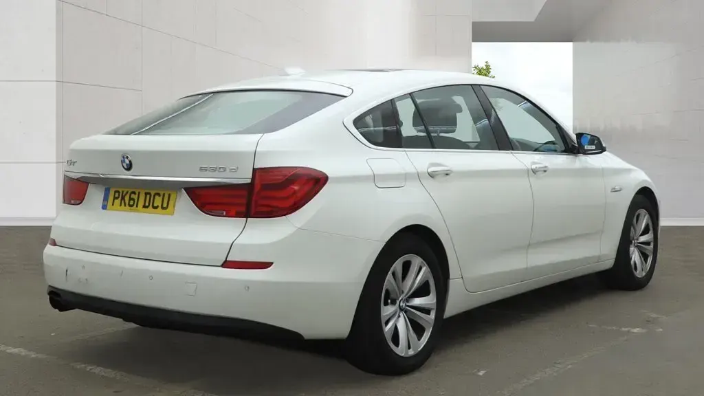 Used BMW 530 240 HP (176 kW) 2011 White Hatchback