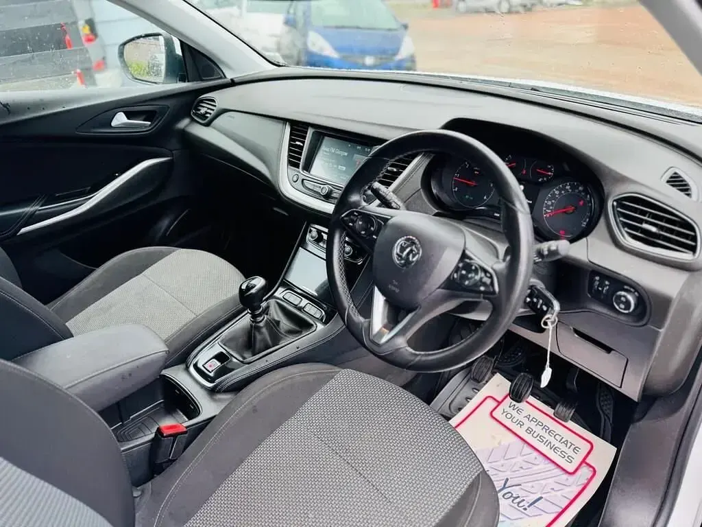 Used Vauxhall Grandland X S 120 HP (88 kW) 2018 White SUV