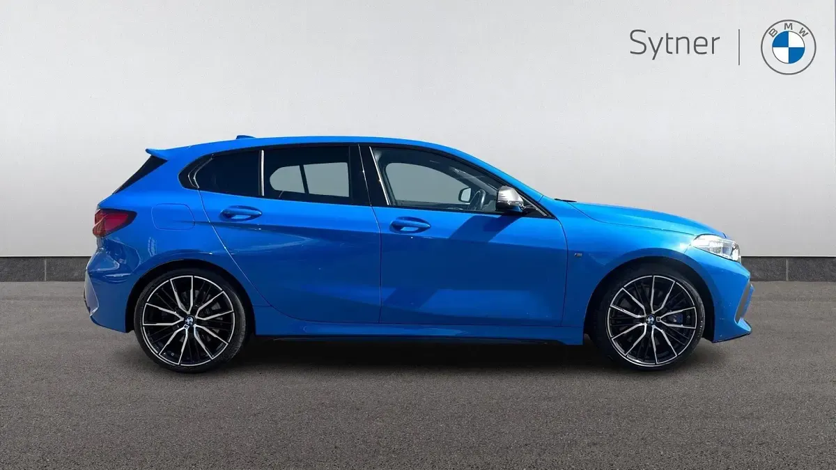 Begagnad BMW M135 Shadowline 302 HK (222 kW) 2022 Blå Halvkombi