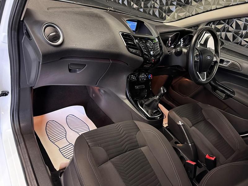 Used Ford Fiesta Zetec 100 HP (73 kW) 2016 White Hatchback