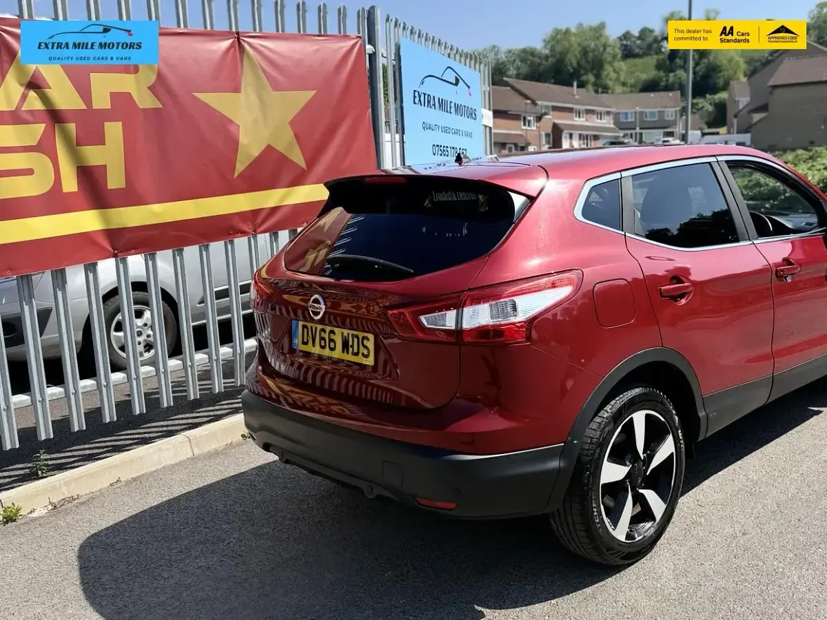 Used Nissan Qashqai N-Connecta 110 HP (80 kW) 2016 Red SUV