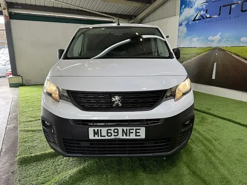 Used Peugeot Partner 100 HP (73 kW) 2019 White MPV