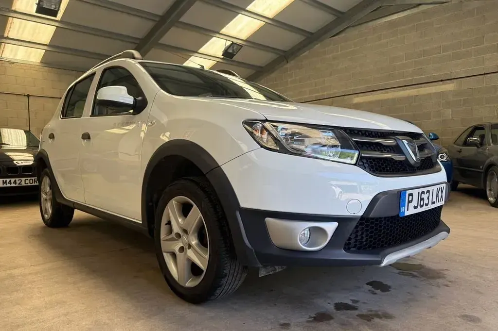 Used Dacia Sandero Lauréate 90 HP (66 kW) 2013 White Hatchback