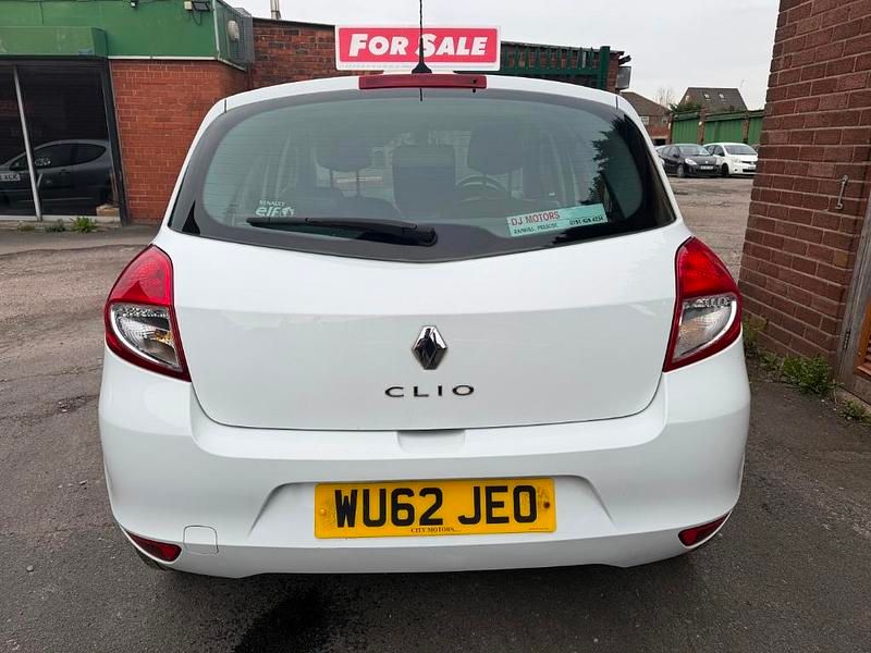 Used Renault Clio IV Dynamique 2012 White Hatchback