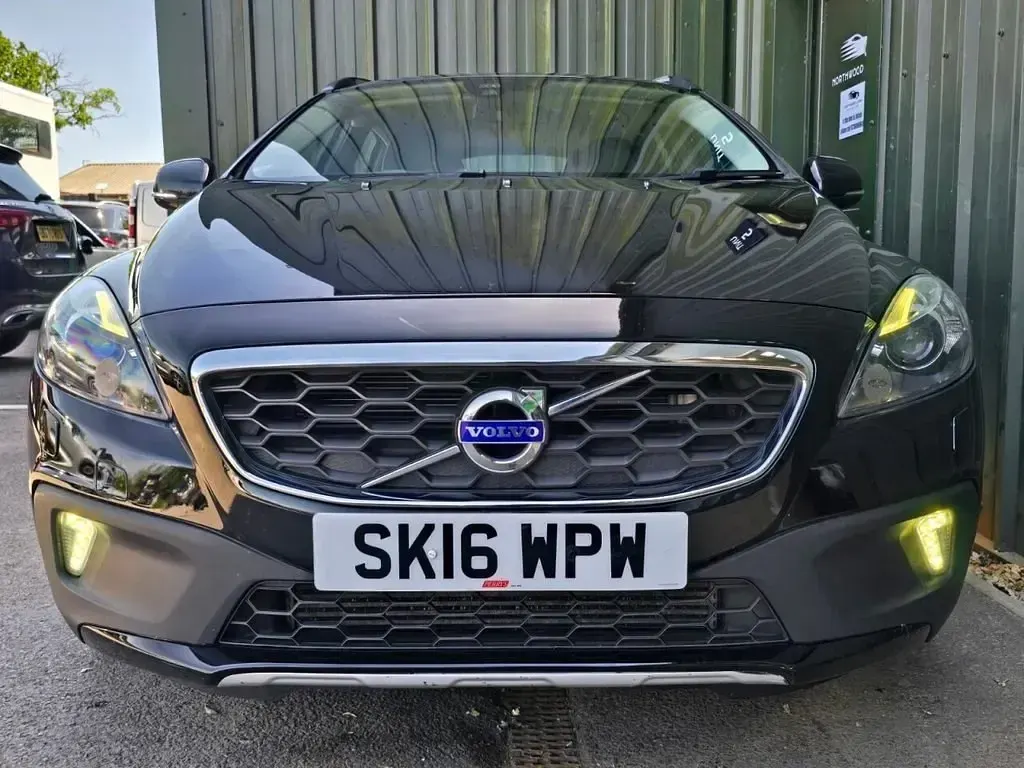 Käytetty Volvo V40 120 HP (88 kW) 2016 Musta Viistoperä