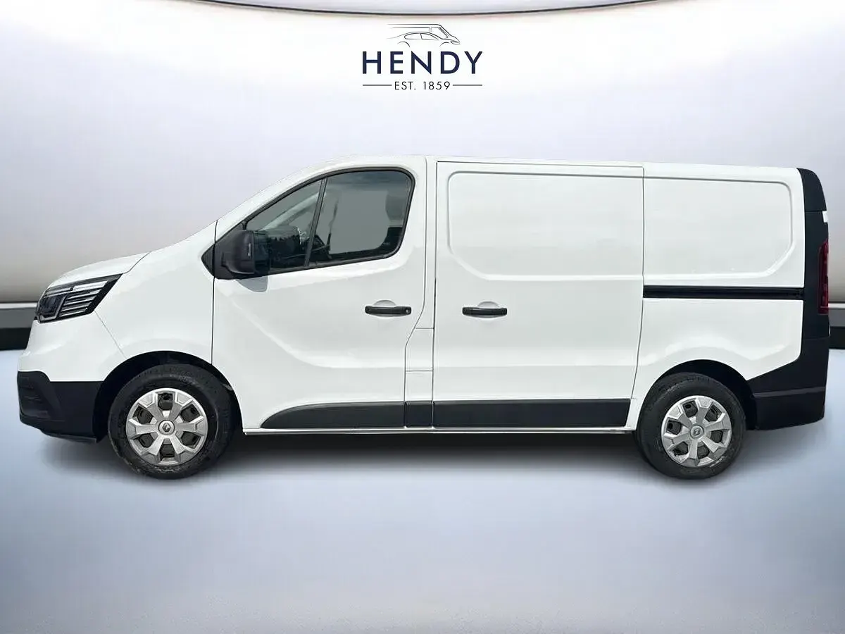 Used Renault Trafic 2023 Glacier white MPV