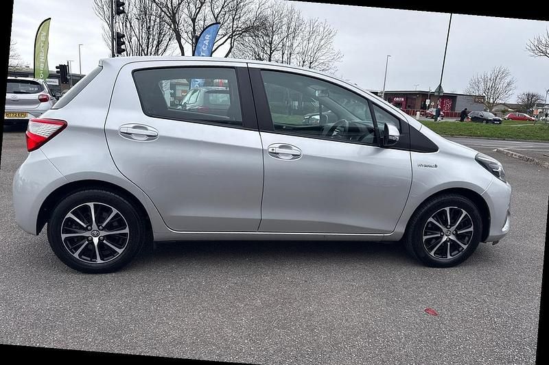 Used Toyota Yaris Hybrid 100 HP (73 kW) 2018 Silver