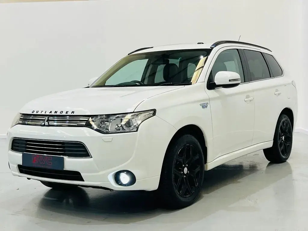 Used Mitsubishi Outlander P-HEV 200 HP (147 kW) 2014 White SUV