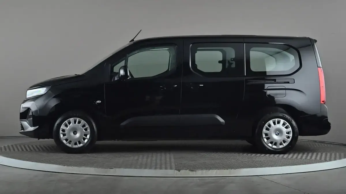 Usado Vauxhall Combo Design Edition 100 kW (136 HP) 2025 Preto Monovolume