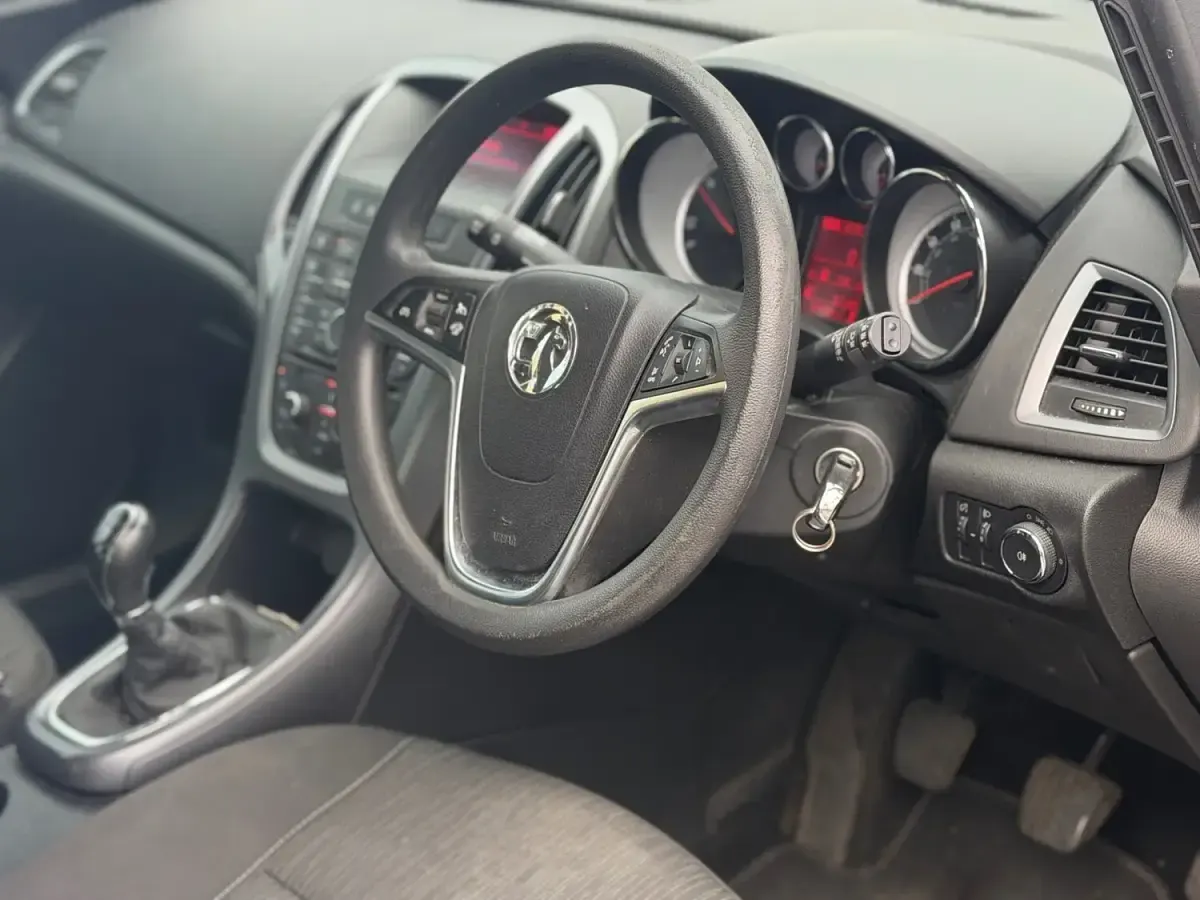 Used Vauxhall Astra Design Edition 136 HP (100 kW) 2015 Silver Hatchback