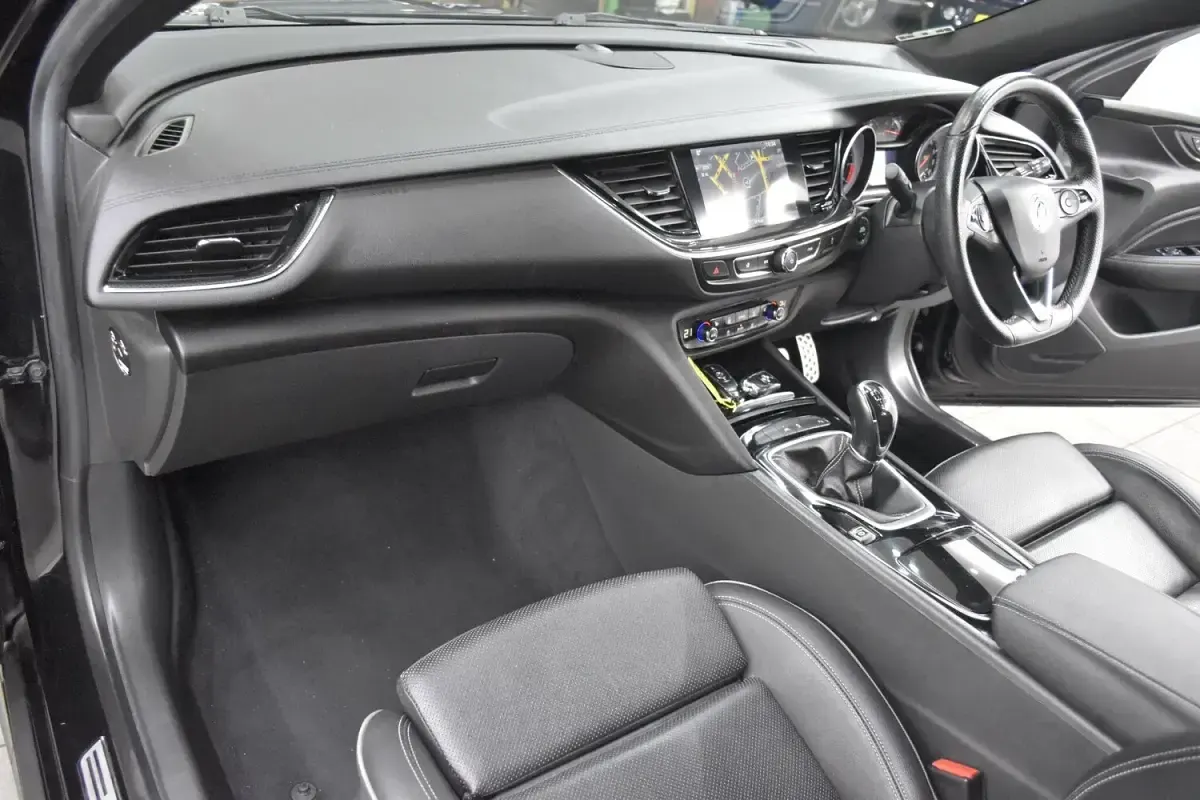 Used Vauxhall Insignia SRi 170 HP (125 kW) 2017 Black Hatchback