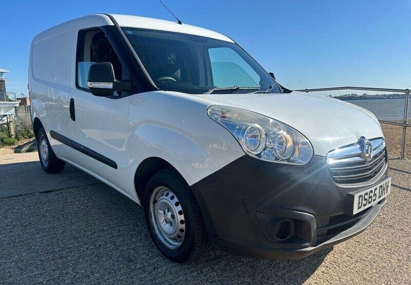 White Used 2015 Vauxhall Combo MPV | £2,695 (Good price) - Image 1/4