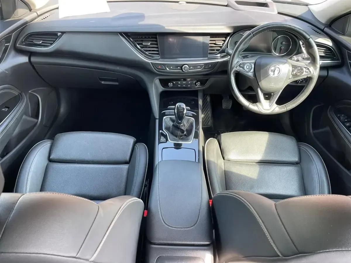 Second-hand Vauxhall Insignia Elite 2017 Verde Hatchback