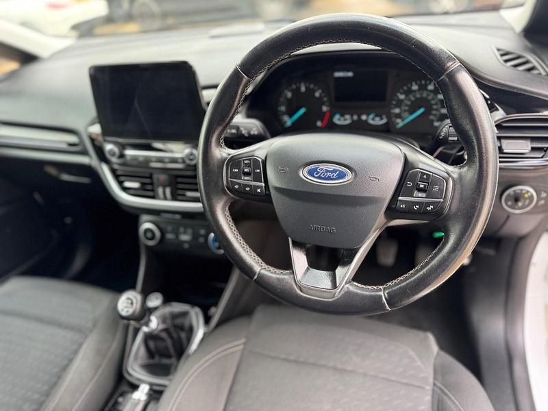 Used Ford Fiesta Zetec 85 HP (62 kW) 2018 White Hatchback