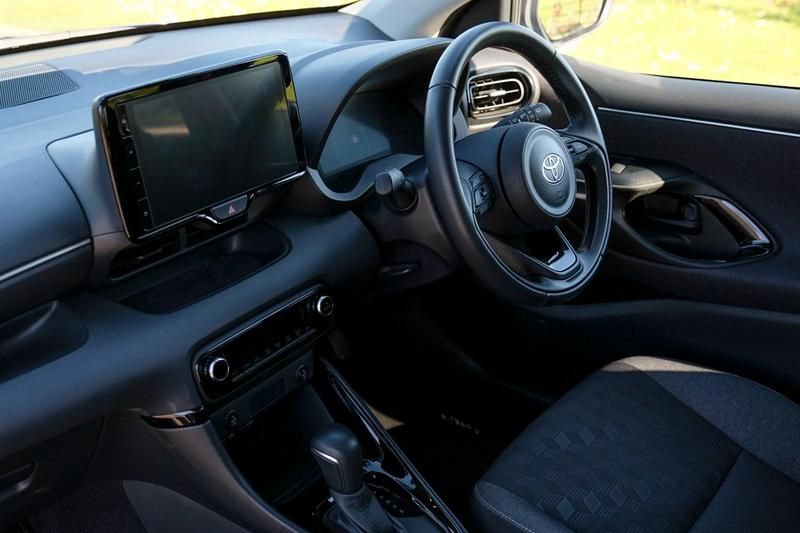 Used Toyota Yaris Hybrid Design 2024 Blue Hatchback