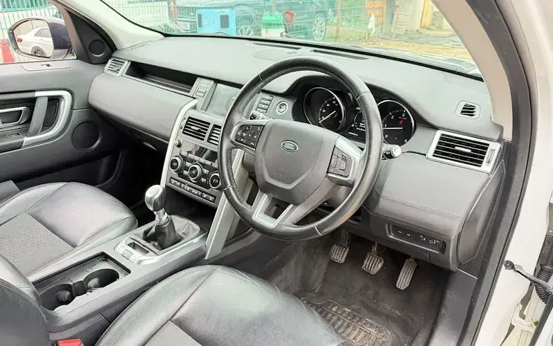 Used Land Rover Discovery Sport SE 180 HP (132 kW) 2019 White SUV