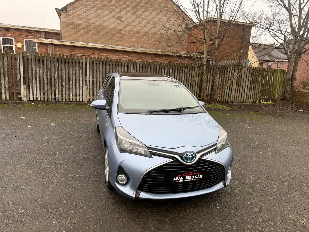 Used Toyota Yaris 100 HP (73 kW) 2016 Blue Hatchback
