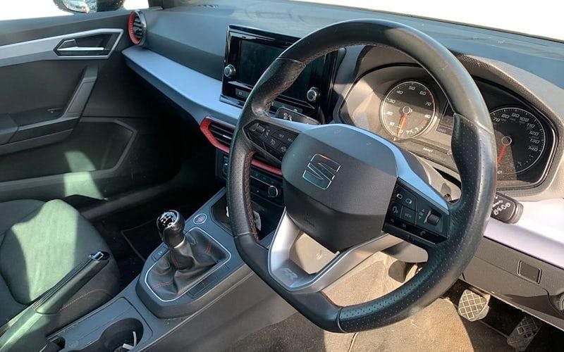 Usado Seat Ibiza FR 110 CV (80 kW) 2022 Gris Utilitario