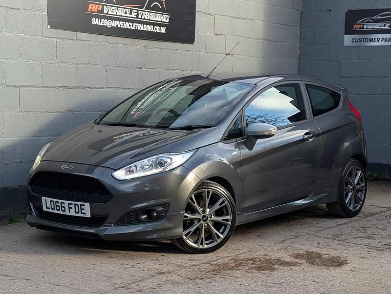 Usado Ford Fiesta ST-Line 140 HP (102 kW) 2016 Cinzento Citadino