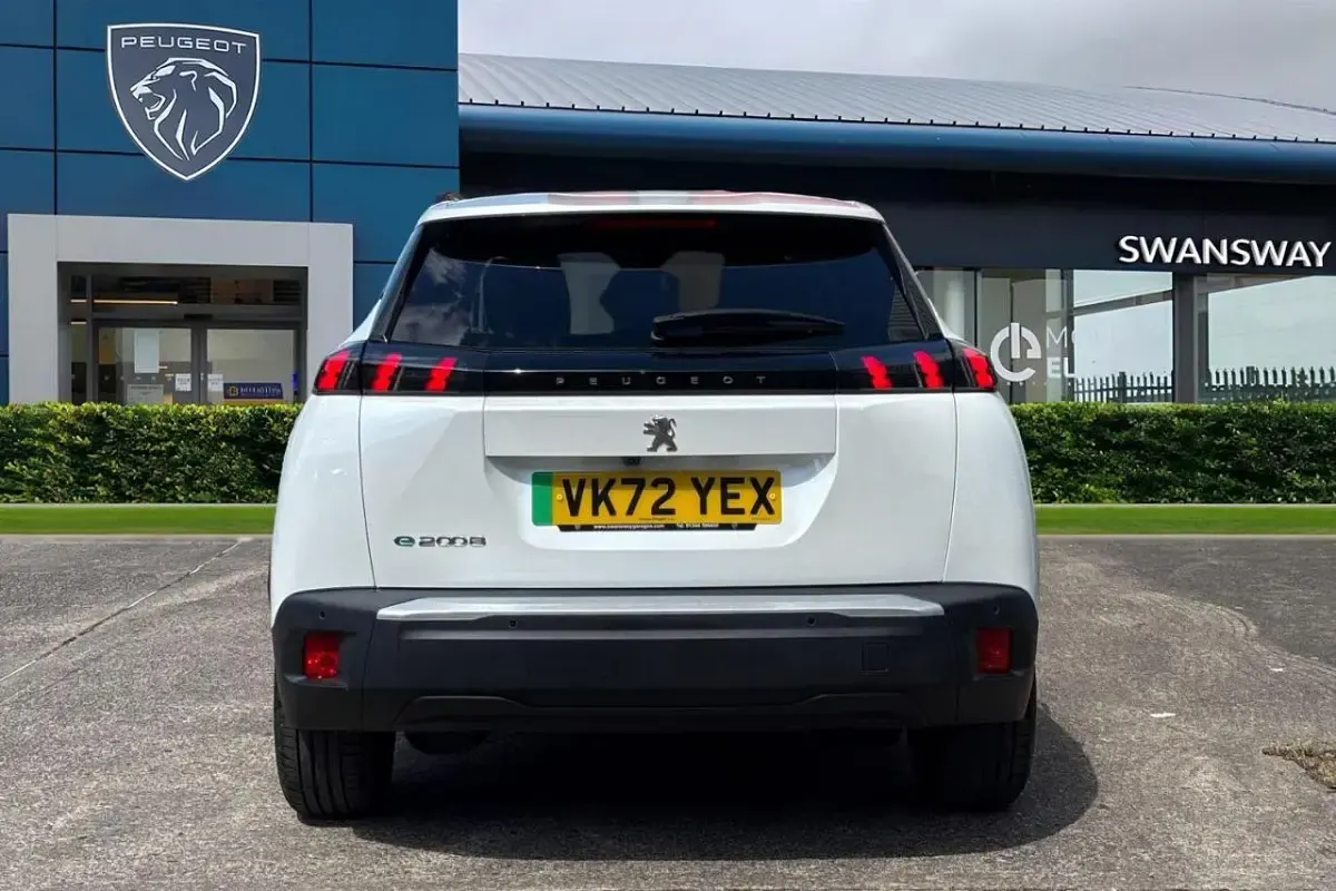 Second-hand Peugeot e-2008 Allure+ 98 kW (134 CP) 2022 Alb SUV