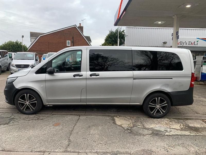 Usado Mercedes Vito 140 HP (102 kW) 2022 Prateado Van