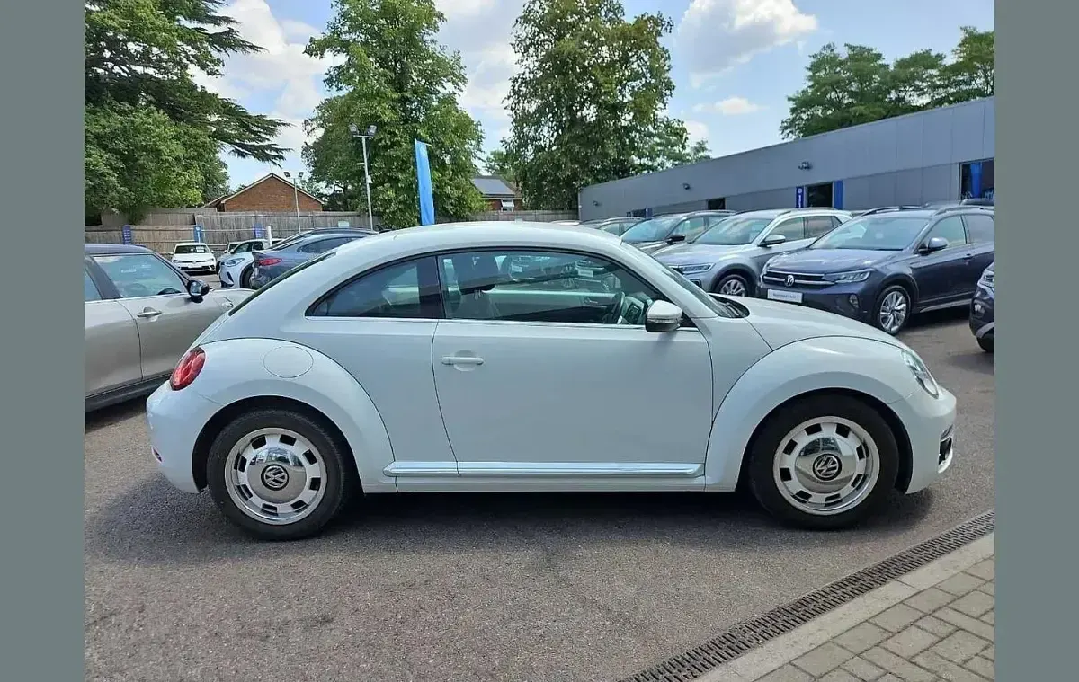 Used VW Beetle Design 105 HP (77 kW) 2017 White Hatchback