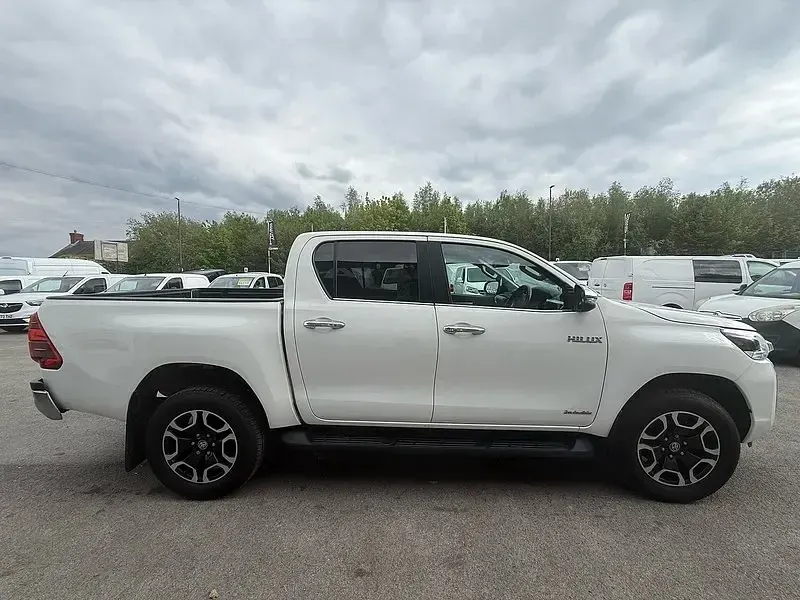 Second-hand Toyota HiLux 2021 Alb Pickup