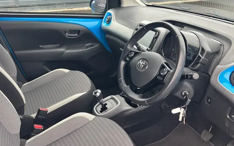 Used Toyota Aygo Trend 72 HP (52 kW) 2019 Cyan splash (metallic paint) Hatchback