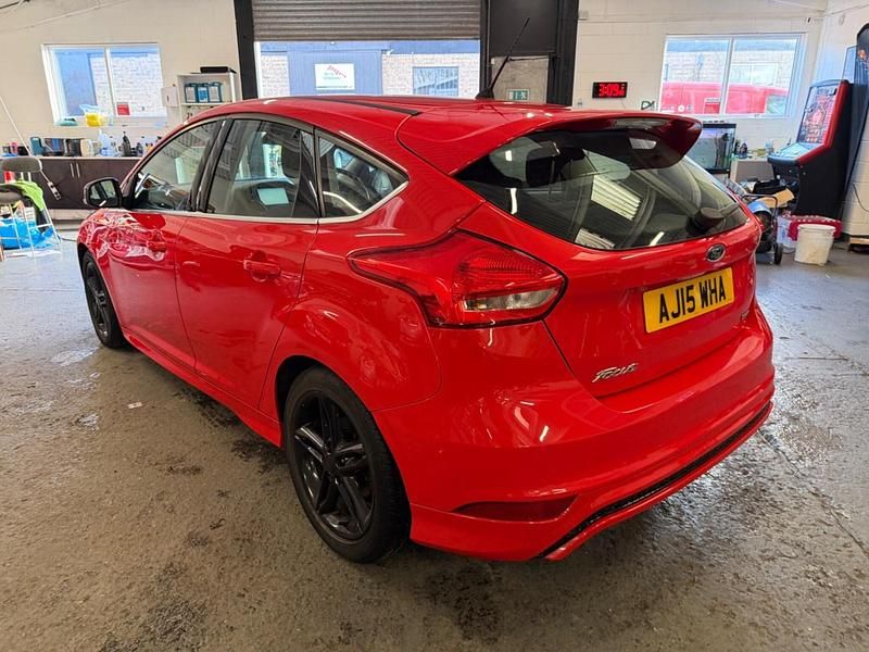 Used Ford Focus Zetec 125 HP (91 kW) 2015 Red Hatchback