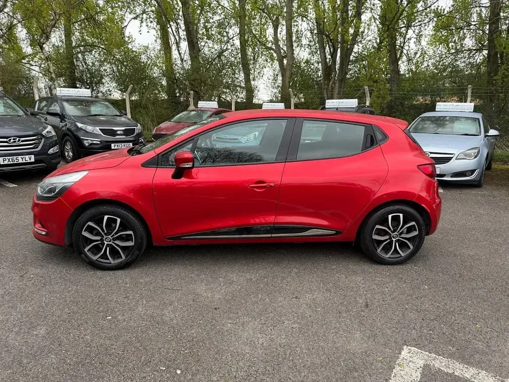 Used Renault Clio Play 90 HP (66 kW) 2018 Red Hatchback