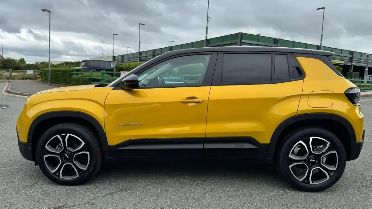Used Jeep Avenger Summit 100 HP (73 kW) 2025 Yellow SUV