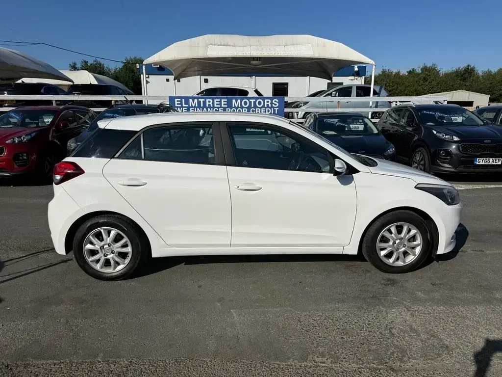 Used Hyundai i20 SE 84 HP (61 kW) 2016 White Hatchback
