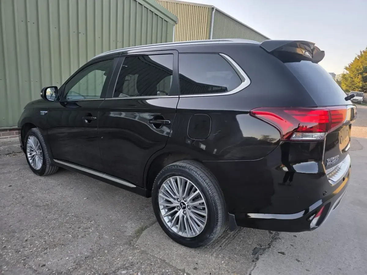 Used Mitsubishi Outlander P-HEV 224 HP (164 kW) 2020 Black Estate