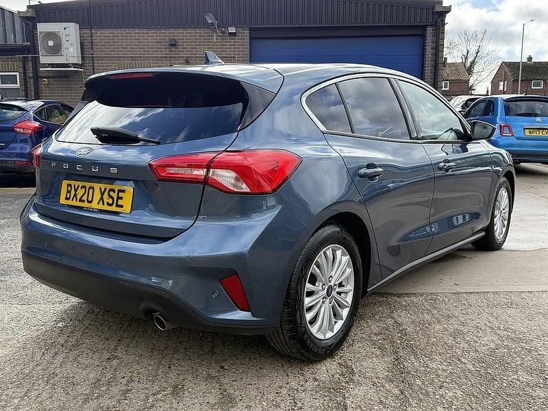 Begagnad Ford Focus Titanium 125 HK (91 kW) 2020 Blå Halvkombi