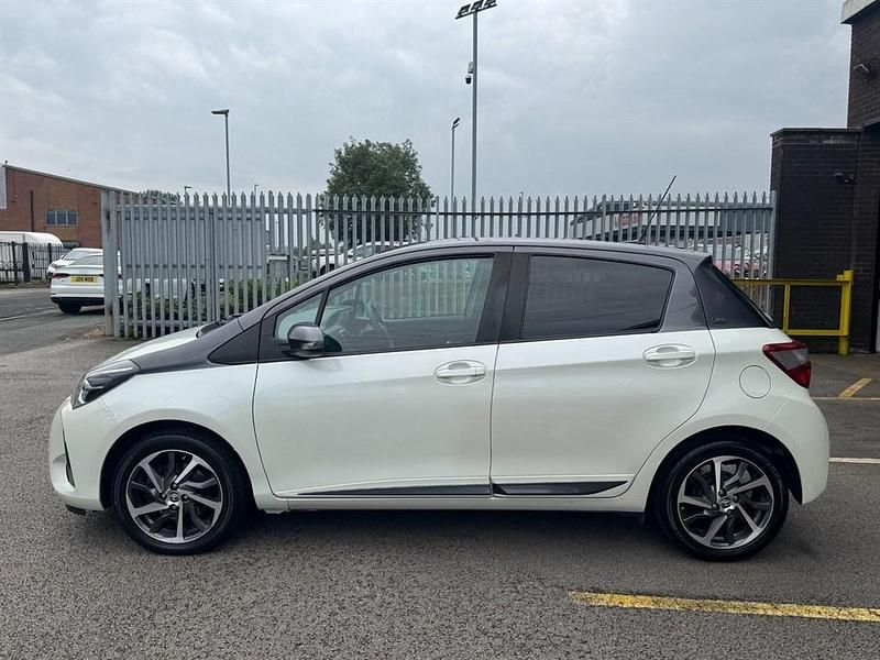 Used Toyota Yaris 111 HP (81 kW) 2019 White/black Hatchback