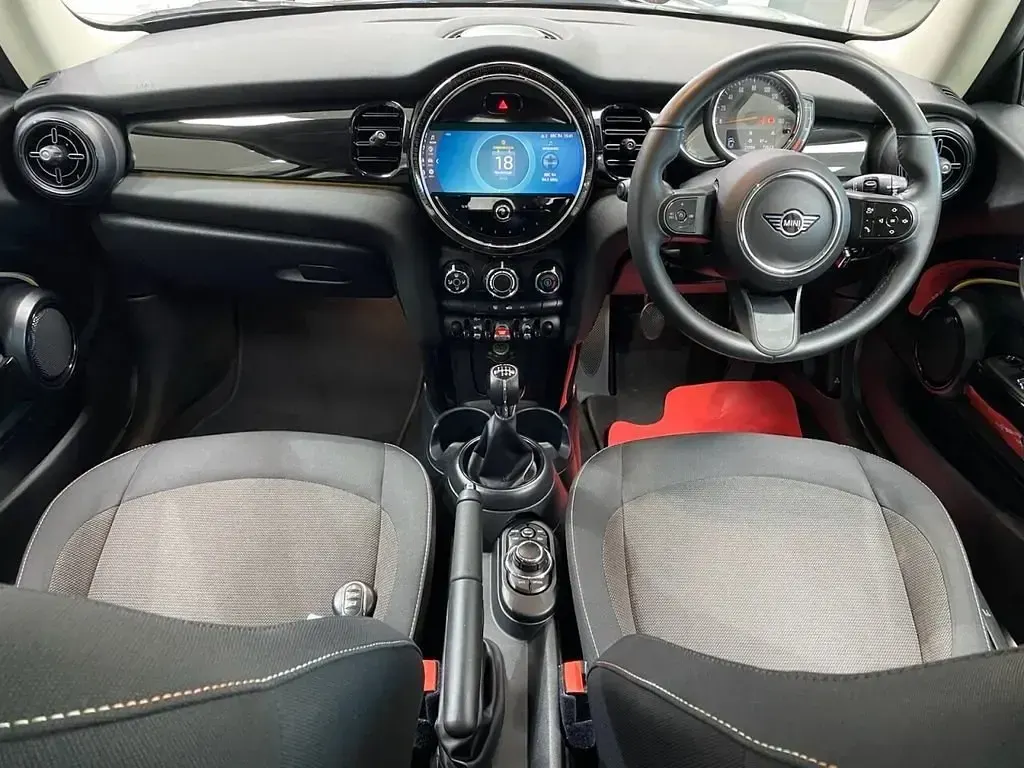 Usado Mini ONE Classic 102 CV (75 kW) 2022 Gris Utilitario