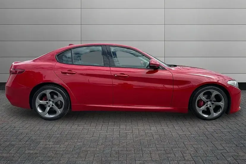 Used Alfa Romeo Giulia Saloon Edizione Speciale 178 HP (130 kW) 2018 Red Sedan