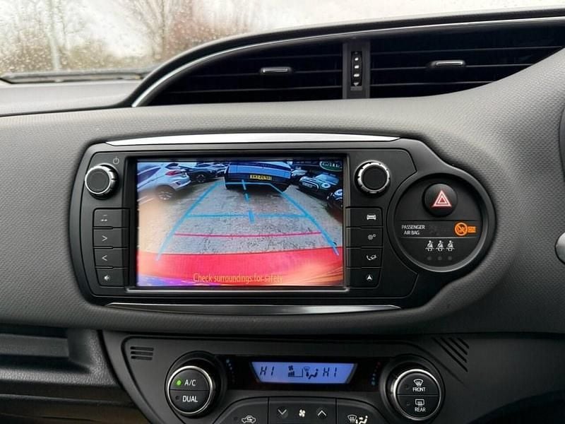 Second-hand Toyota Yaris Hybrid 101 CP (74 kW) 2015 Roșu Hatchback