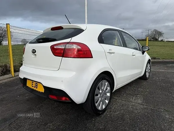 Used Kia Rio 84 HP (61 kW) 2014 White Hatchback